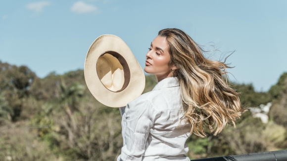 Wide-brimmed hat